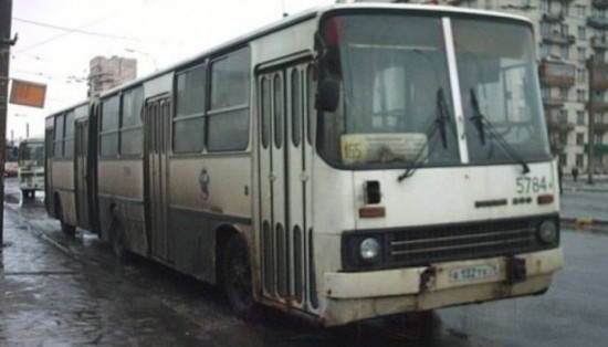 Cum a devenit autobuzul din imagine cel mai tare loc de petreceri pe roti din Rusia. GALERIE FOTO