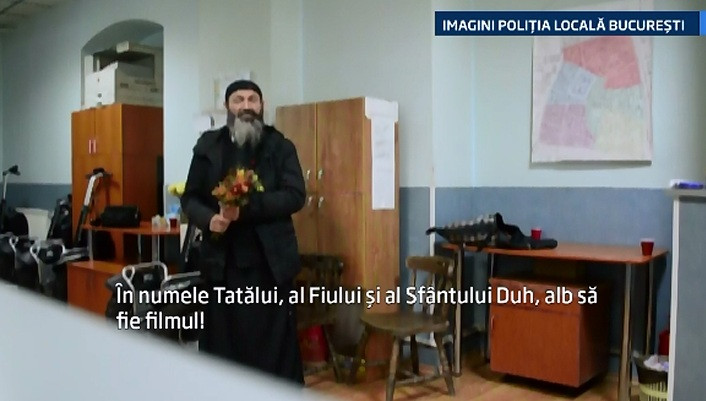 Reactia unui calugar fals in fata camerei de filmat: "In numele Tatalul, si Fiului, si Sfantului Duh, alb sa fie filmul"