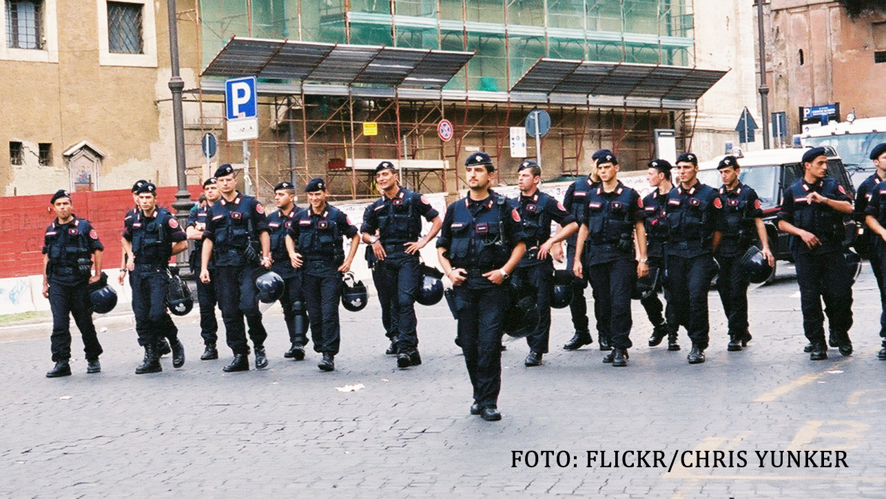 Doi romani au fost arestati in Italia. Barbatii au fost prinsi cu 93 de kilograme de droguri pe aeroport