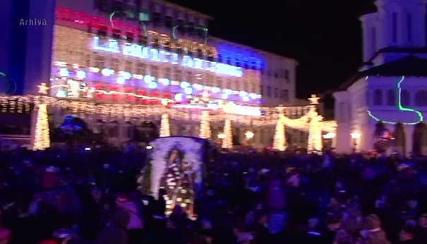 Desi mai sunt 2 luni pana la Craciun, reprezentantii primariei din Targu Jiu s-au apucat sa impodobeasca orasul