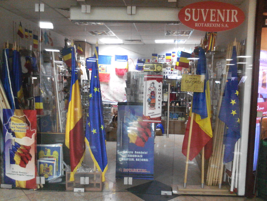 magazinul de steaguri din pasaj de la Universitate