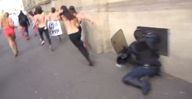 Un politist francez s-a izbit de un zid incercand sa prinda activistele FEMEN care au alergat topless prin Paris. VIDEO