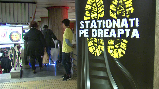 Lectia predata in statiile de metrou. Calatorii, invatati de cativa elevi cum sa foloseasca scarile rulante in mod civilizat