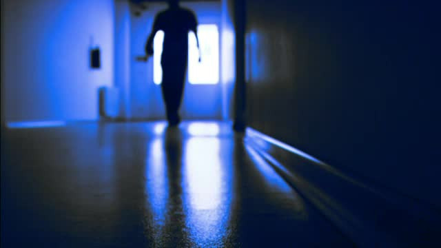 Fotograful acuzat ca ar fi dezbracat si pozat, in ipostaze indecente, o fetita de 5 ani, pus sub urmarire penala