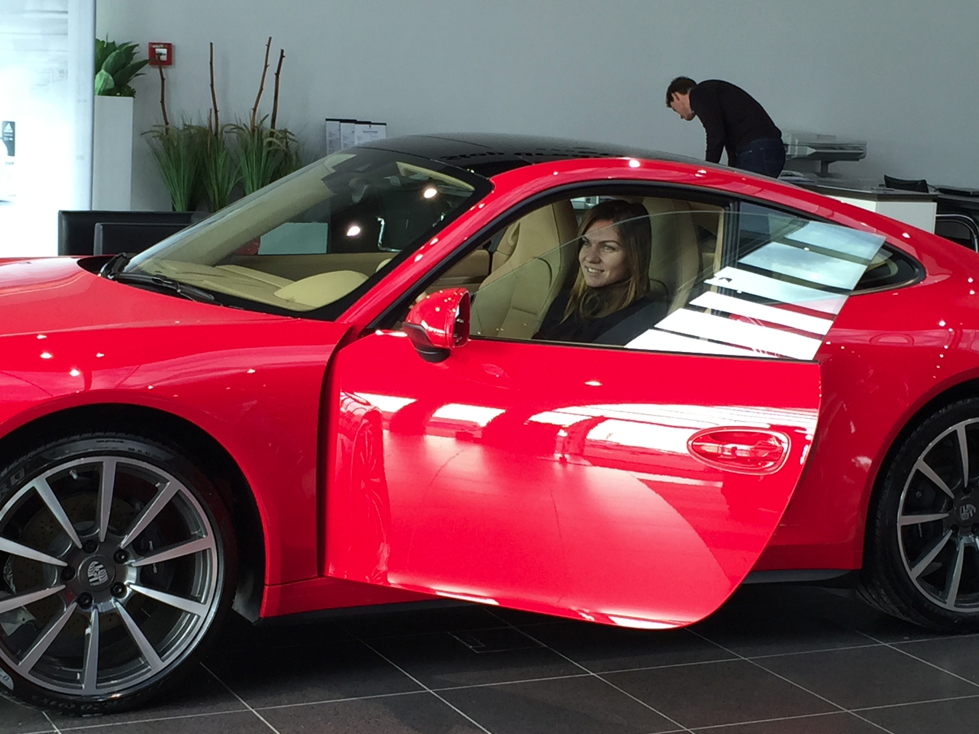 Simona Halep a primit cadou un automobil Porsche. Tenismena ar putea deveni ambasadoare a marcii