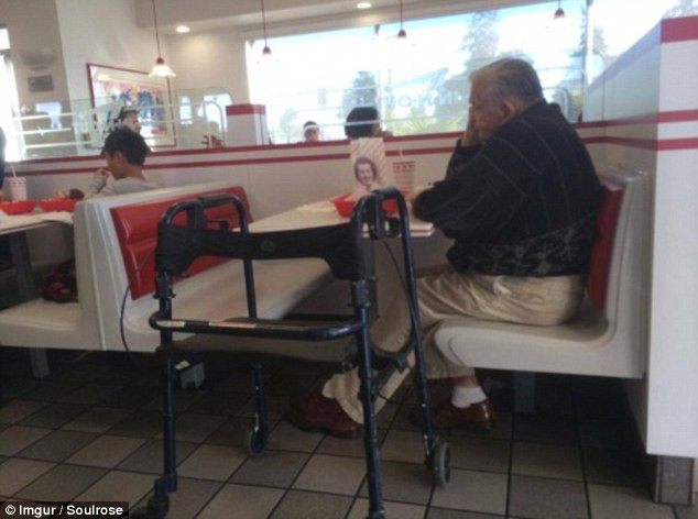 Fotografia care nu are nevoie de nicio descriere. Cum continua un barbat sa fie alaturi de sotia lui, desi ea nu mai traieste