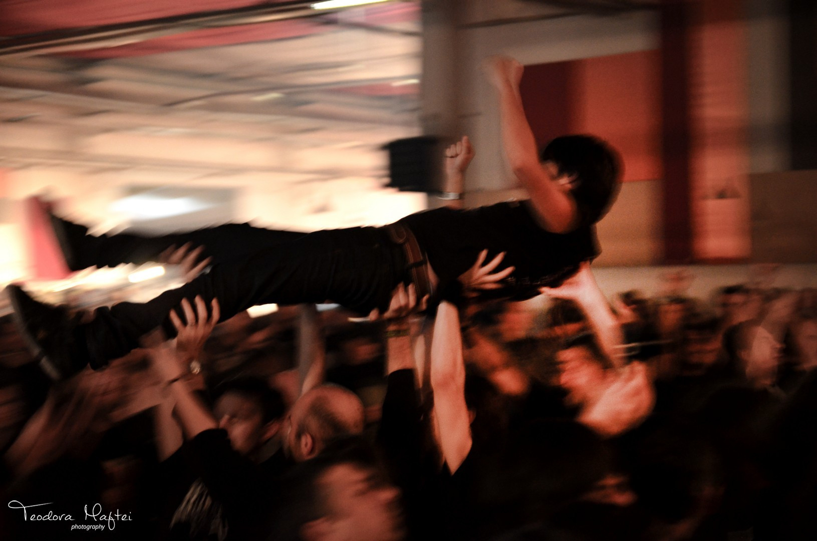 Festivalul "I am the rocker" de la Bucuresti. Concursuri de bere, tatuaje, air guitar si ... pogo!