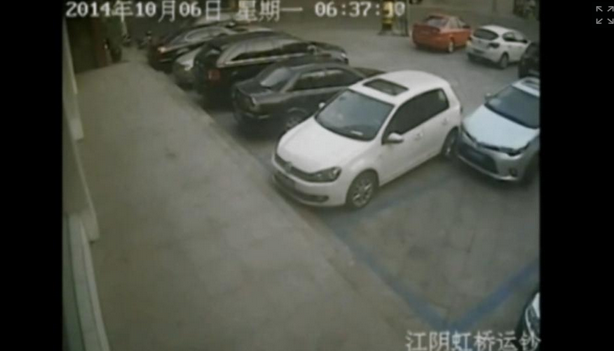 Soferul din China care a lovit de 15 ori o alta masina, in timp ce incerca sa iasa din parcare. VIDEO