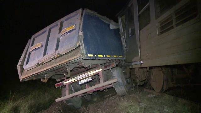 Basculanta lovita in plin de un tren de calatori, in Arad. Patru oameni au fost raniti grav dupa impact