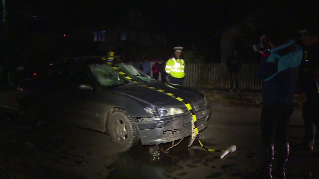 Un barbat a murit dupa ce a fost spulberat de un autoturism. Victima statea de vorba cu un prieten in fata portii