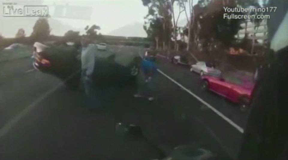 A salvat in ultimul moment o femeie de la moarte sigura. Totul a fost filmat de camera de pe casca motociclistului. VIDEO