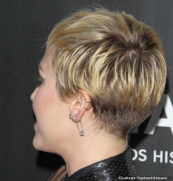 Miley Cyrus si rochia care a atras toate privirile la un eveniment caritabil din Los Angeles. FOTO