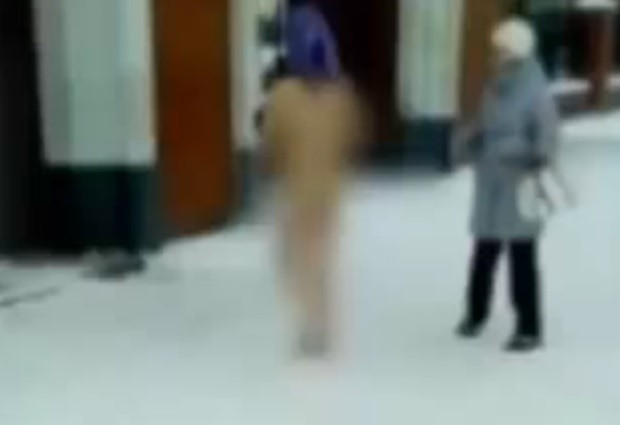 Motivul pentru care o mama si bebelusul ei merg complet goi la -12 grade Celsius, printr-un oras din Siberia. VIDEO