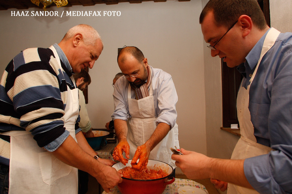 Arhiva candidatilor: imagini nemaivazute de 10 ani. Colectia de pantofi a lui Udrea, Iohannis la gratar, Melescanu – tenismen