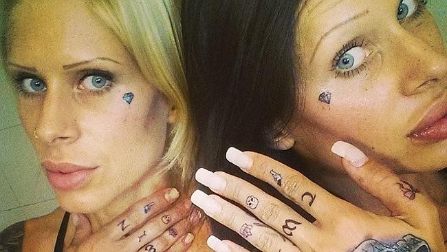 Gemenele din Spania care au investit 37.000 de euro in operatii chirurgicale: "Vrem sa aratam ca papusile de plastic"