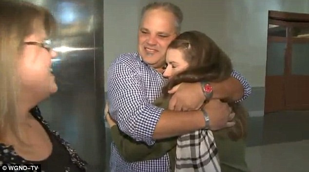 Un barbat din SUA si-a vazut sora pentru prima data in viata, cu ajutorul Facebook-ului. Momentul emotionant al intalnirii