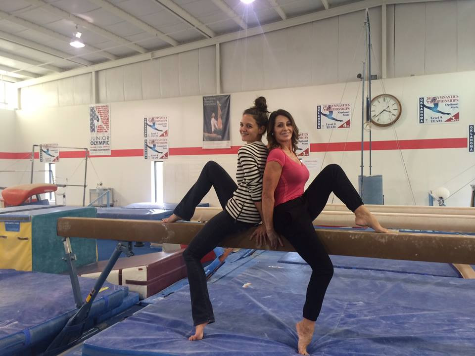 Katie Holmes si Nadia Comaneci, impreuna la sol, la paralele si la barna. Povestea din spatele fotografiilor de pe Facebook