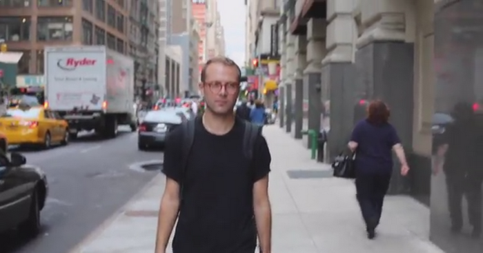 Parodie: Un barbat inregistreaza cu camera ascunsa "hartuirile" la care este supus pe strazile New York-ului. VIDEO