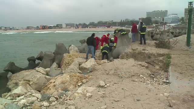 Descoperire sinistra la malul marii, langa plaja din Eforie. Cadavrul unui om era prins intre stabilopozii de pe dig