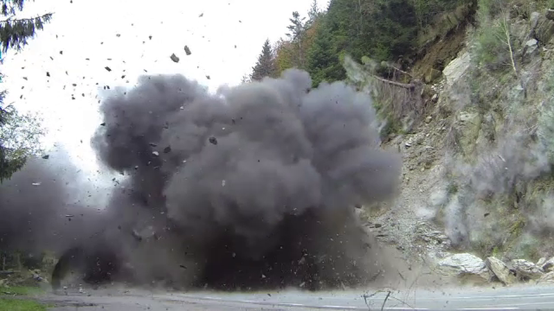 Bubuitura puternica si tone de stanca aruncate in aer, pe Transfagarasan. Explozie controlata efectuata de pirotehnisti