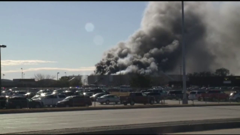 Patru persoane au murit si alte cinci au fost ranite, dupa ce un avion a intrat intr-o cladire