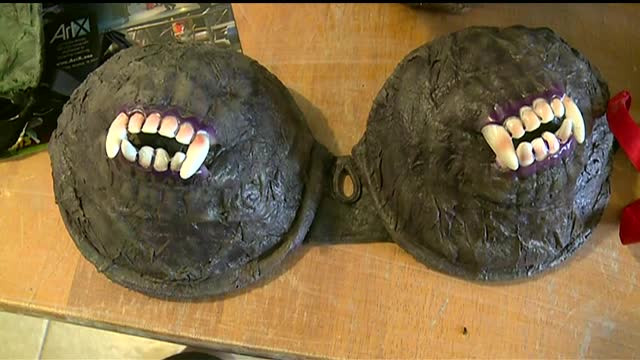 HALLOWEEN 2014. Un artist plastic de la Hollywood, specializat in machiaje, are mare succes cu ... "sutienele de groaza"