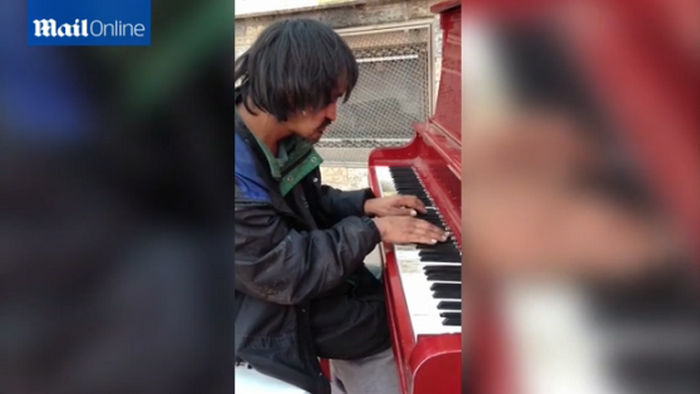 Moment emotionant pe o strada din Canada. Talentul neasteptat de care a dat dovada un barbat fara adapost