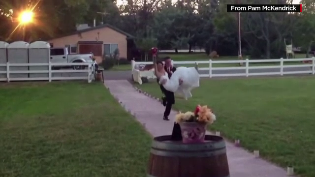 Momentul care a facut ca aceasta nunta sa fie de neuitat. Ce se intampla in momentul in care mirele isi ia sotia in brate