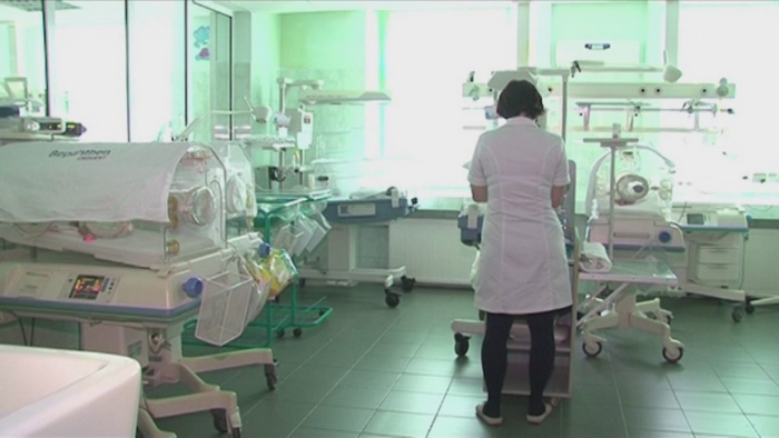 Acuzatii de malpraxis la Galati. Medicii ar fi externat un bebelus, dupa ce i-au rupt clavicula dreapta la nastere