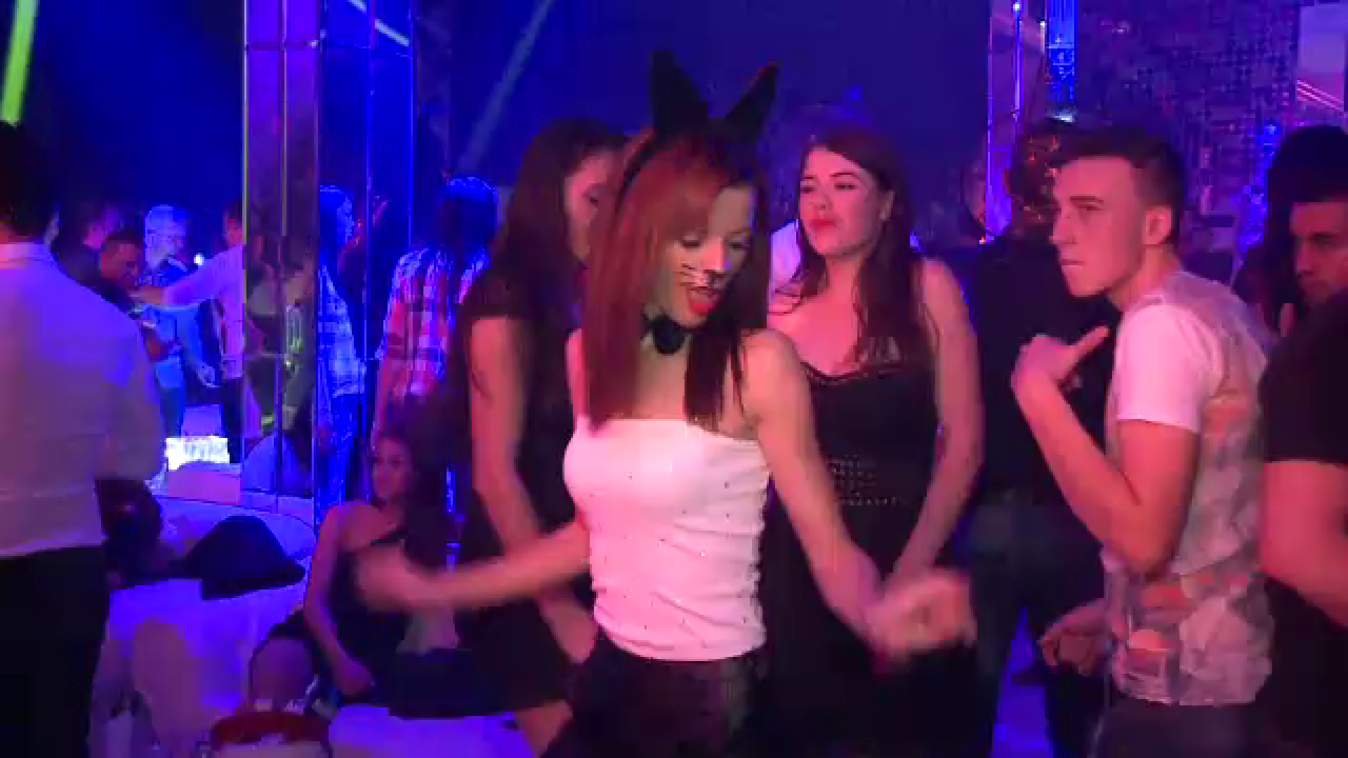 Halloween 2014. Cum s-au distrat tinerii in cluburi in cea mai infricosatoare noapte din an