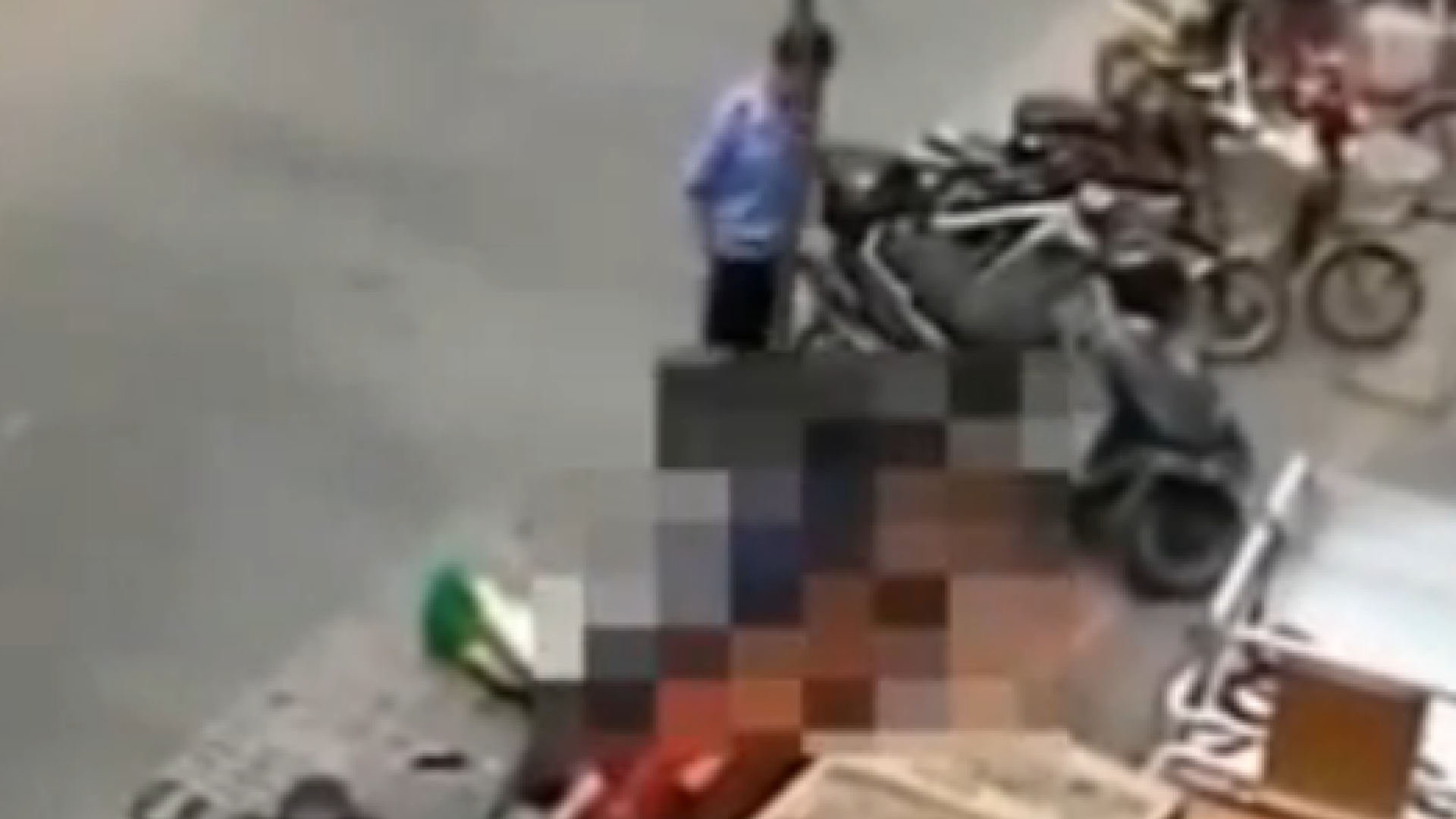 Politia nu i-a putut opri iar trecatorii i-au pozat. Gestul unui cuplu din China dupa ce a abuzat de alcool