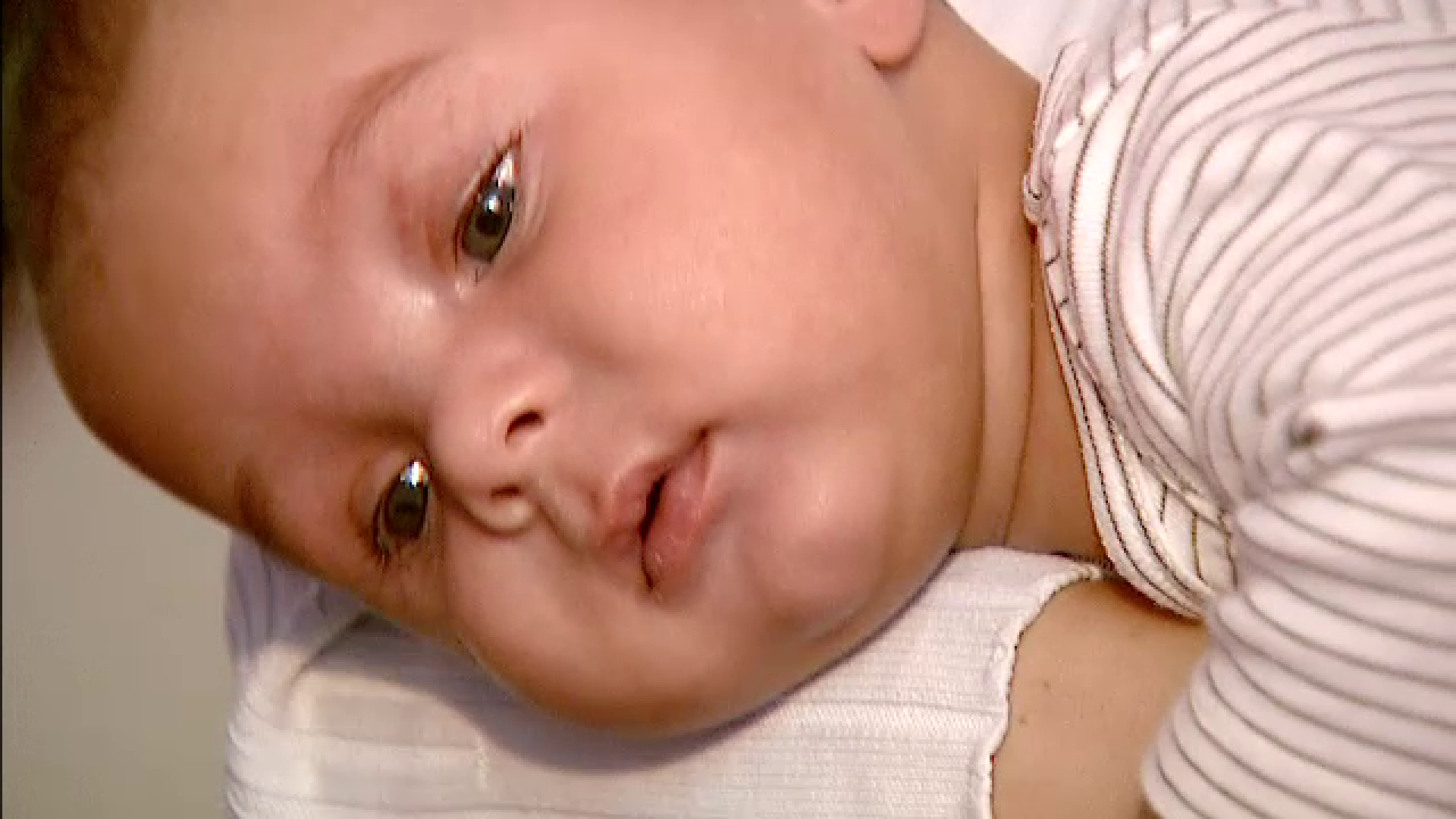 Disperati, parintii au scos si casa la vanzare ca sa-si salveze copilul de la orbire. Cum poate fi ajutat Petru