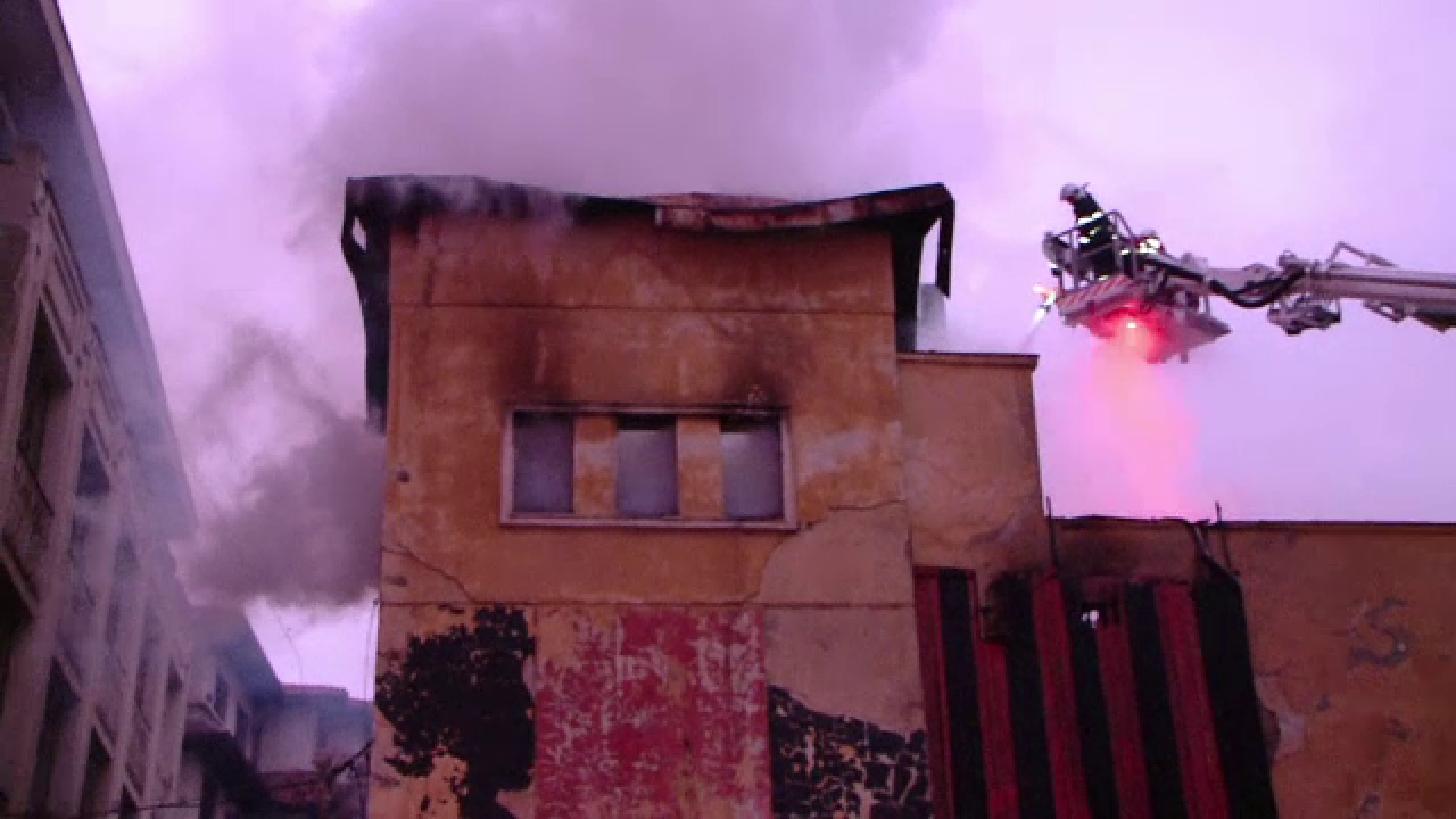 O cladire simbol din Iasi a fost mistuita de flacarile provocate de un om al strazii. Imobilul era lasat in paragina