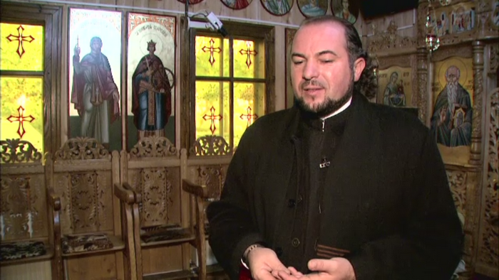 Preotul din Bacau care aduce dragostea lui Dumnezeu in lumea surdo-mutilor. "Sunt mai curati decat noi, cu siguranta"
