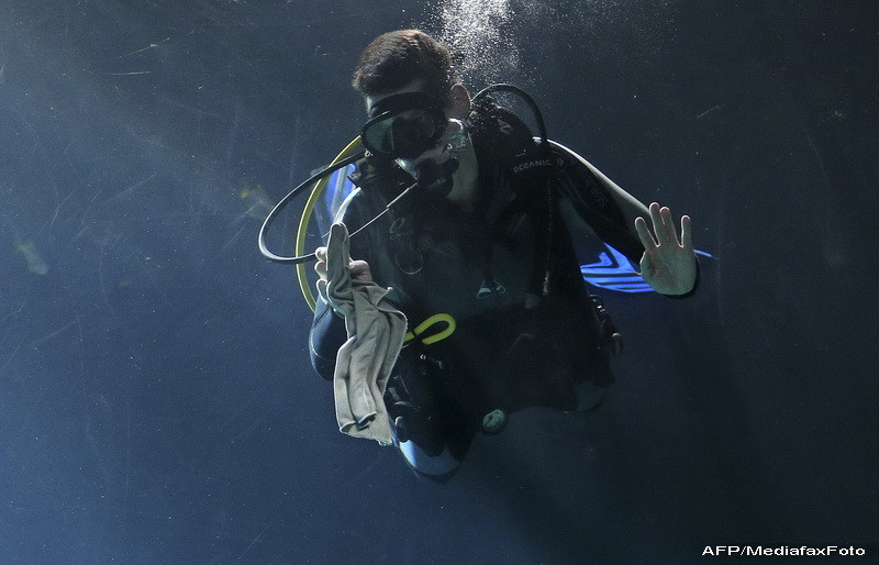 Cel mai infricosator selfie. Cine apare in imagine, alaturi de acest scafandru. FOTO