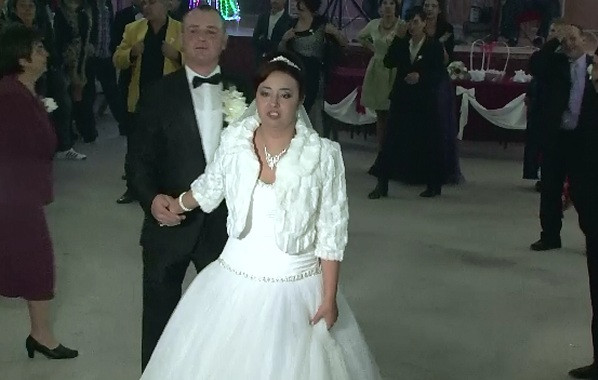 Alegerile prezidentiale i-au stricat nunta unei mirese din Braila. Reactia ei cand a aflat ca petrecerea se termina la 04:00