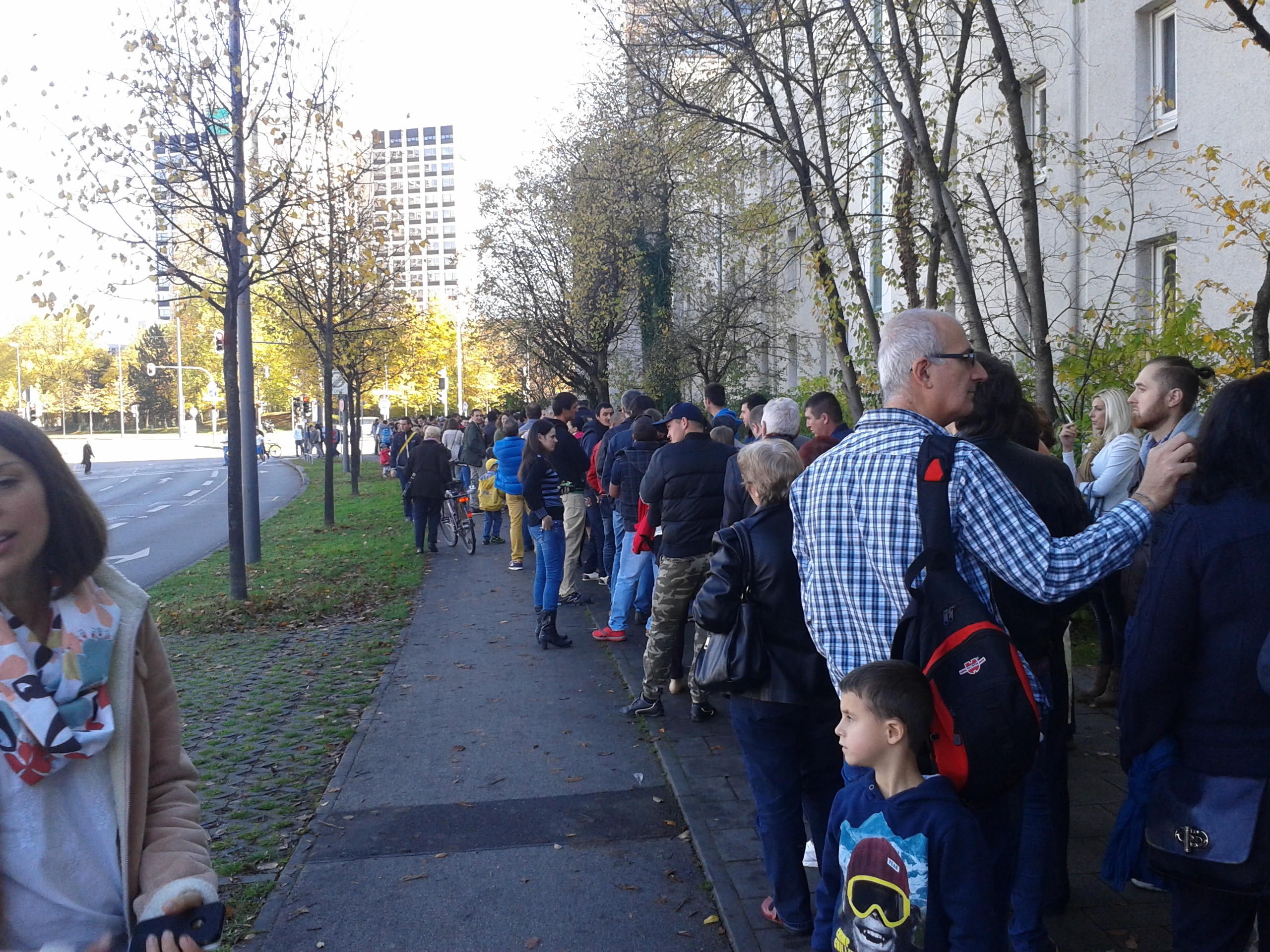 ALEGERI PREZIDENTIALE 2014. Imaginile cozilor infernale din strainatate. Romanii au cantat imnul la Londra. VIDEO