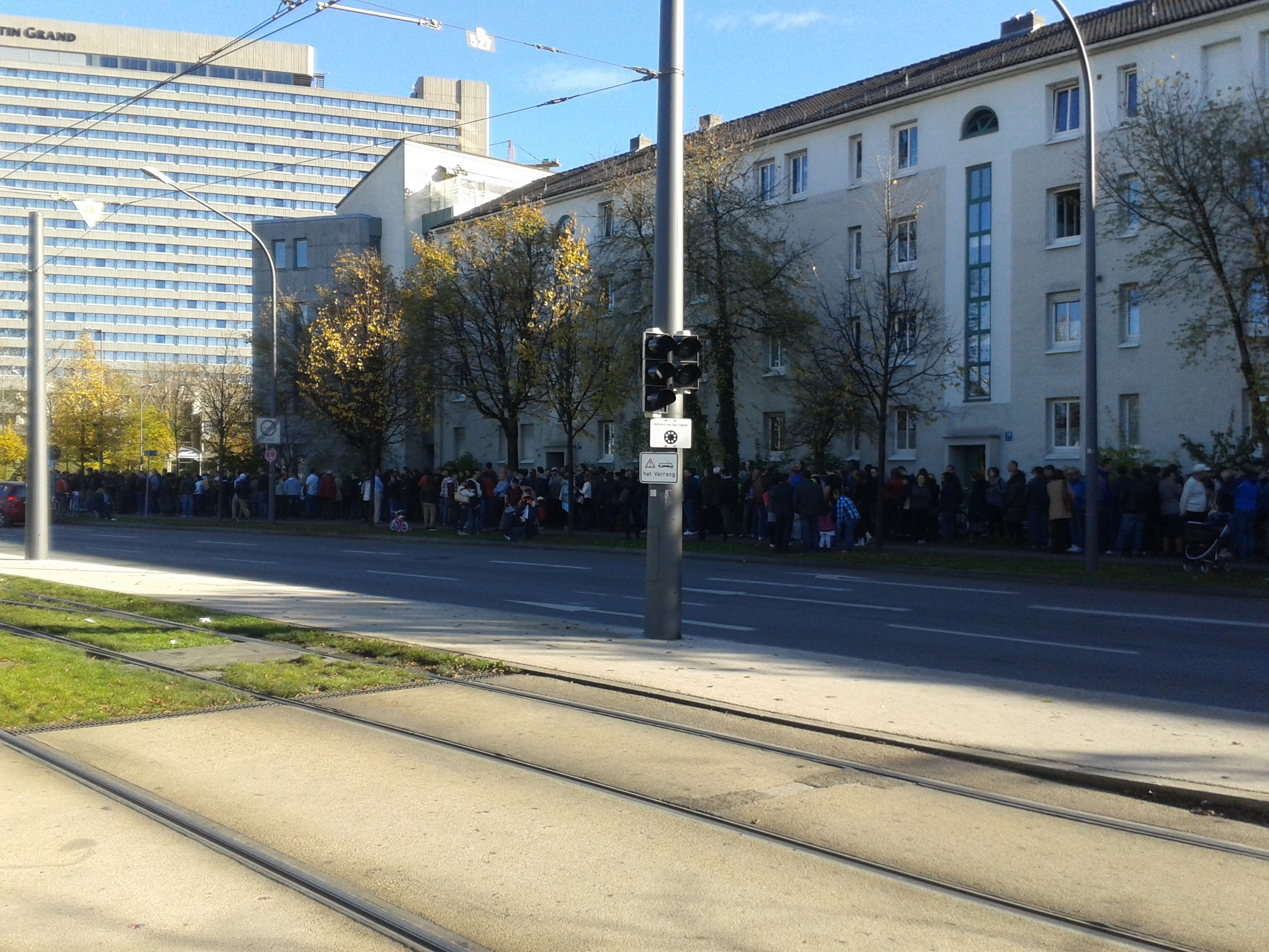 Romani care asteapta sa voteze in Munchen