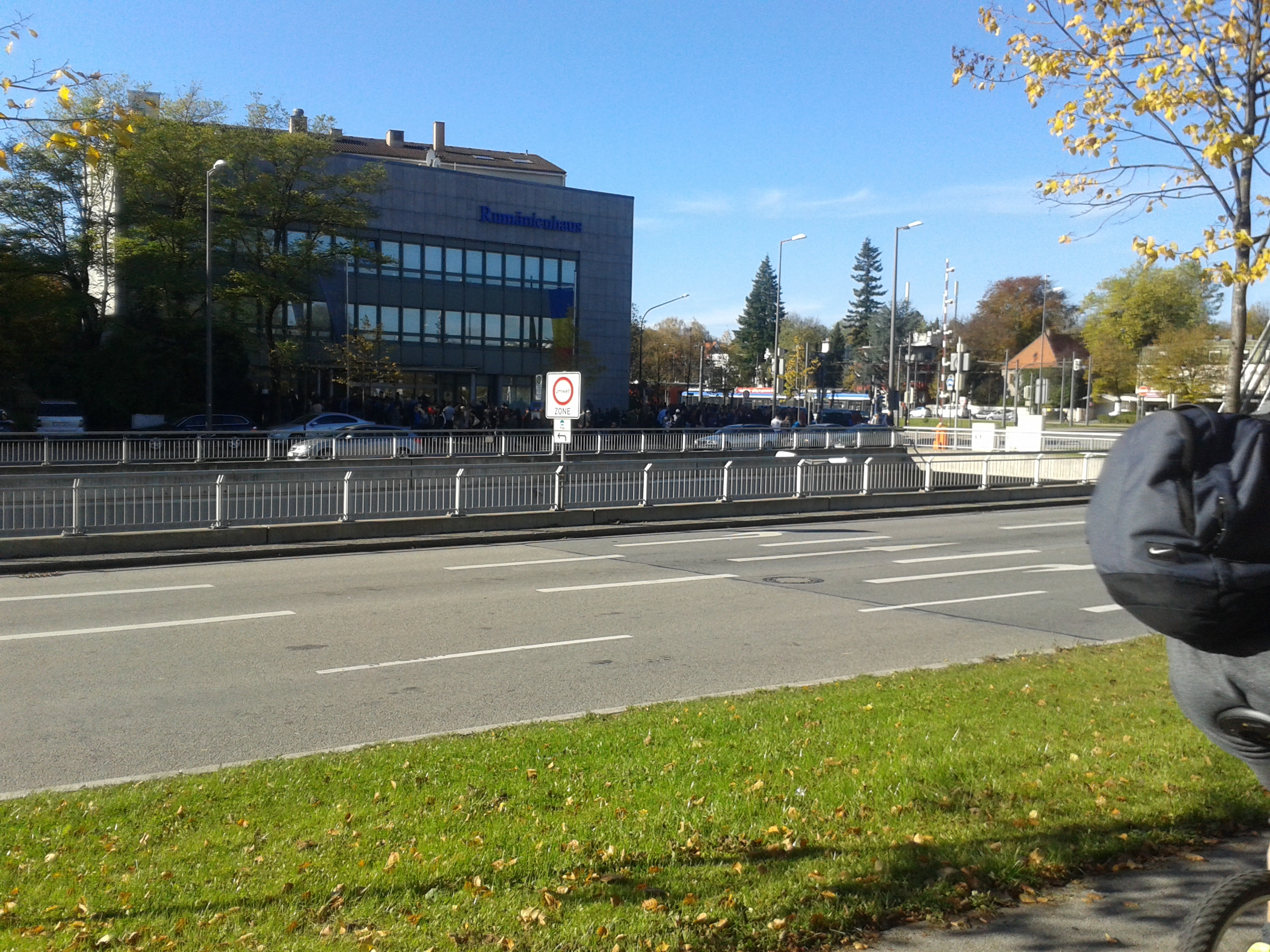 Romani care asteapta sa voteze in Munchen