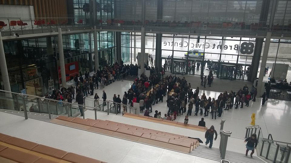 Politia britanica anunta ca NU au fost arestari dupa protestele de la ambasada Romaniei din Londra. Studentii cer sanctiuni