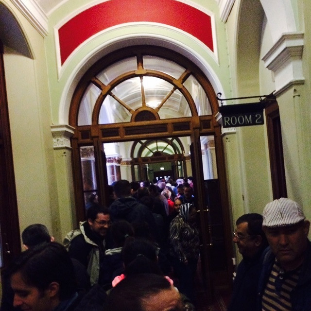 Romani care asteapta sa voteze in Birmingham