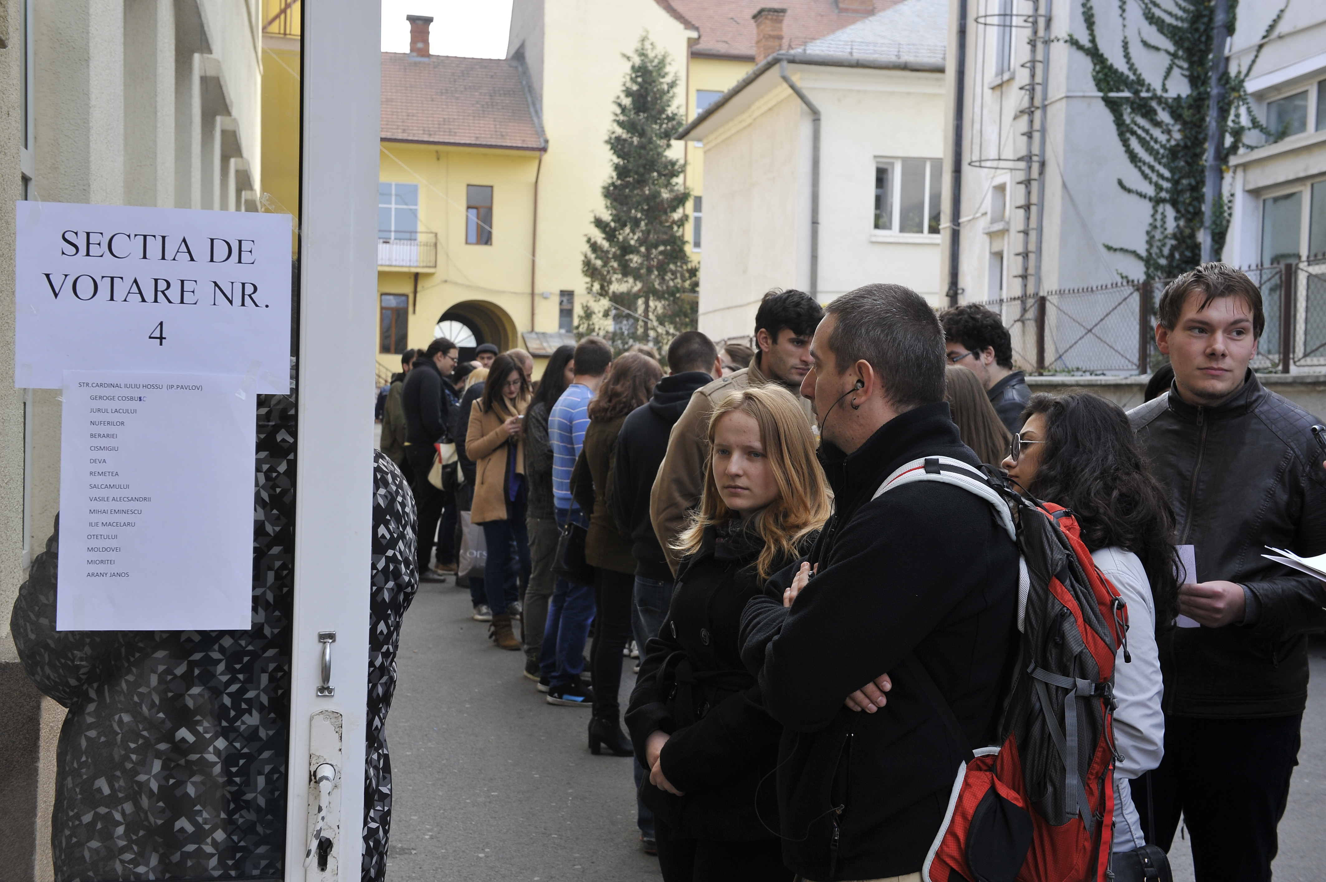 ALEGERI PREZIDENTIALE 2014. Peste 100 de studenti care au stat la coada in Regie nu au mai votat