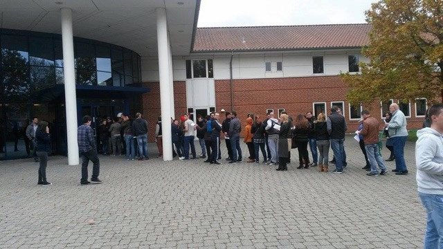 Romani care asteapta sa voteze in Danemarca
