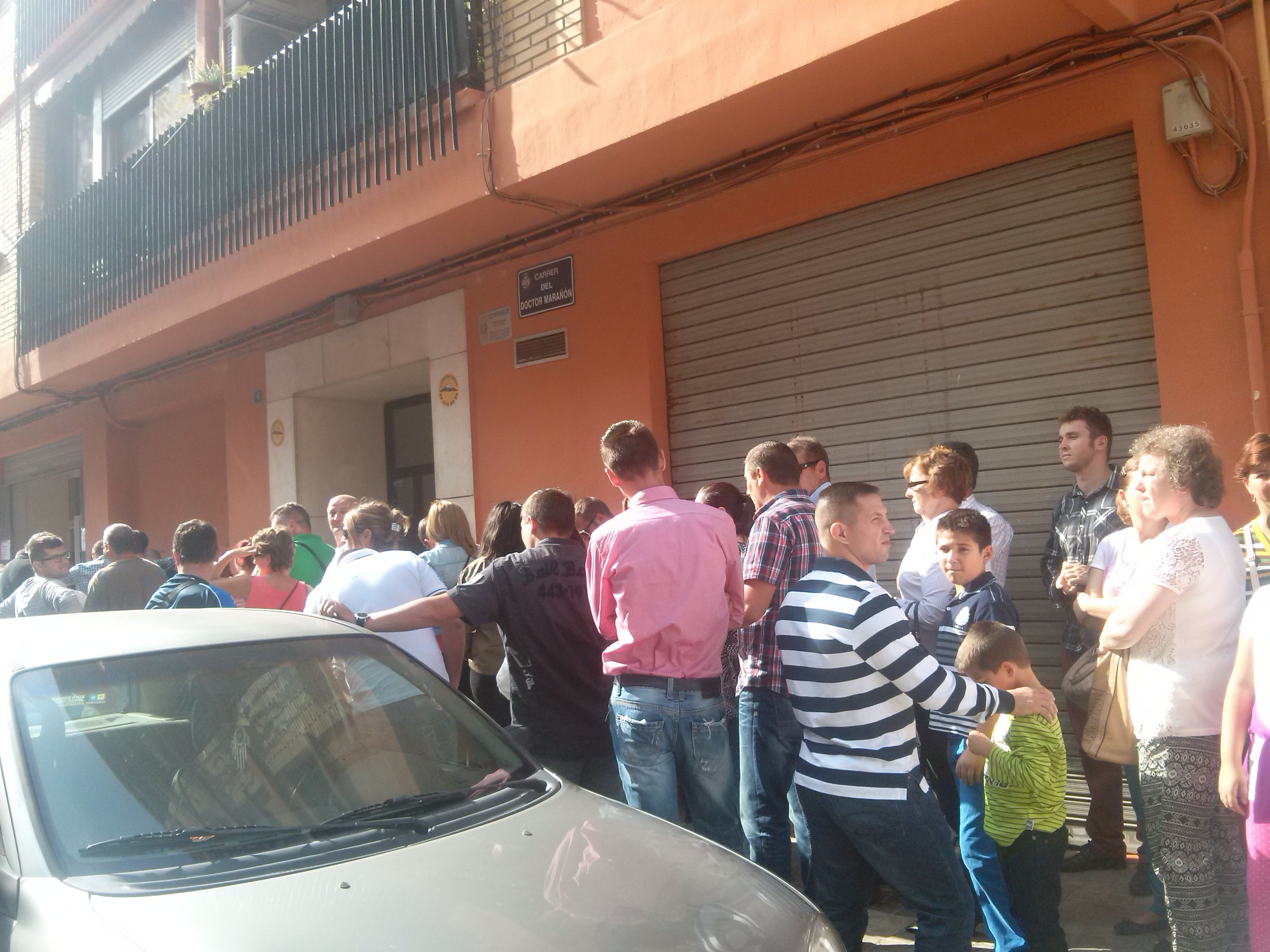 Romani care asteapta sa voteze in Valencia