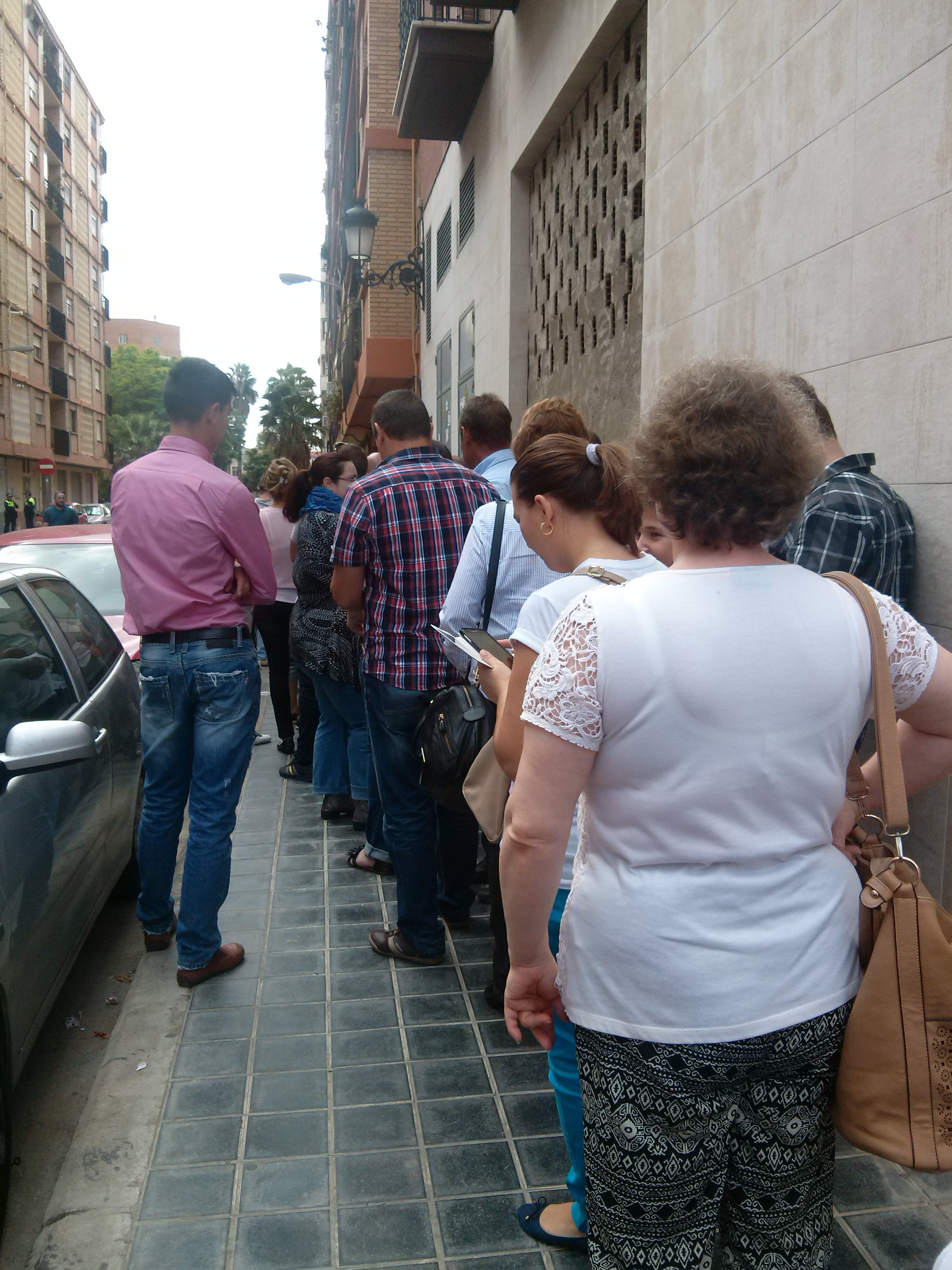 Romani care asteapta sa voteze in Valencia