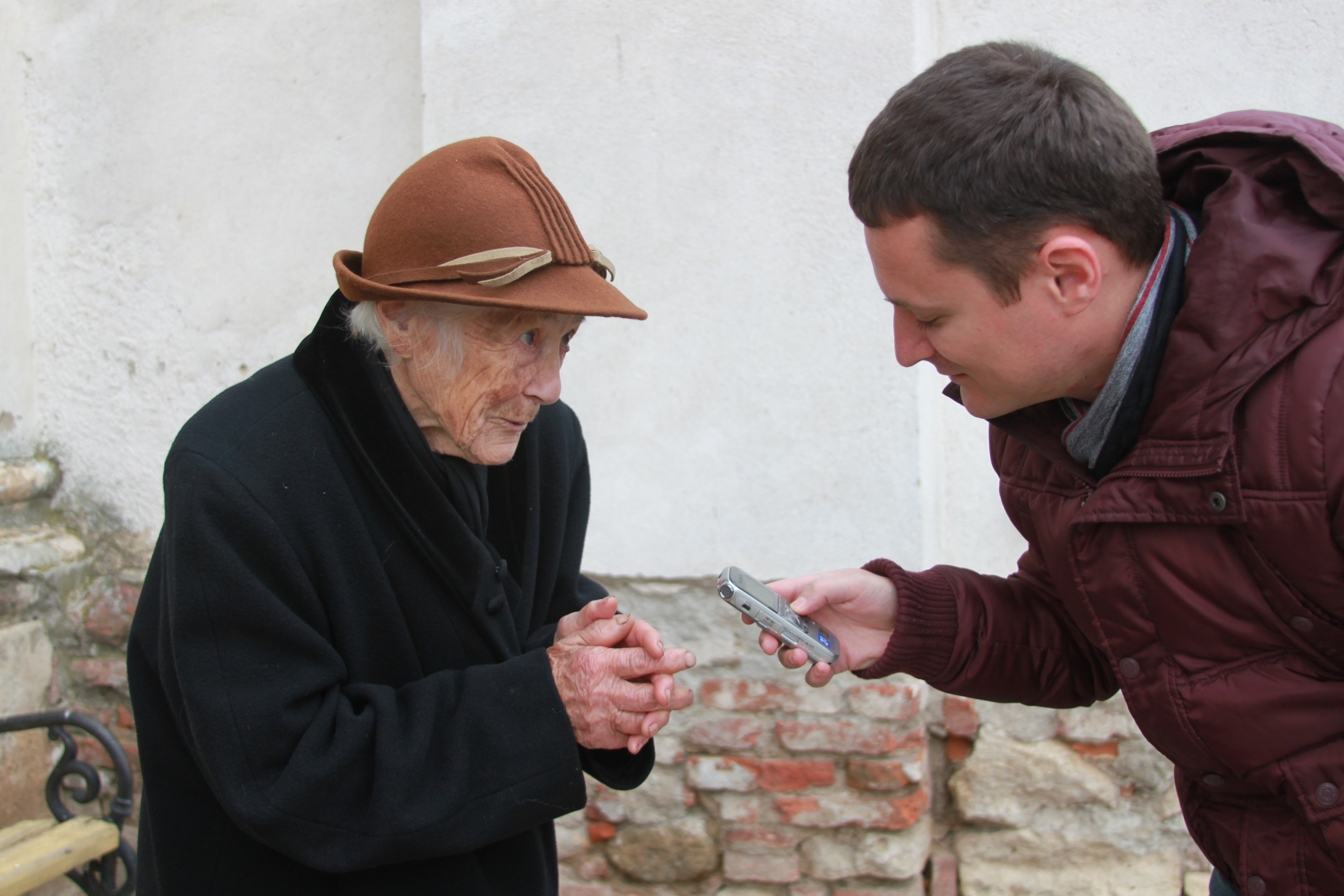 O femeie de 100 de ani din Alba Iulia a votat un presedinte care "sa puna tara la loc". Ce le transmite tinerilor din Romania