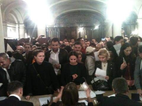 romani care au fortat intrarea in Ambasada Paris