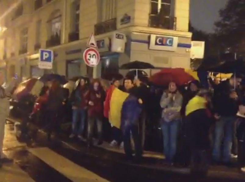 Zeci de romani au protestat, luni seara, in fata Ambasadei Romaniei de la Paris: "Noi in ploaie stam, pe 16 sa votam!"
