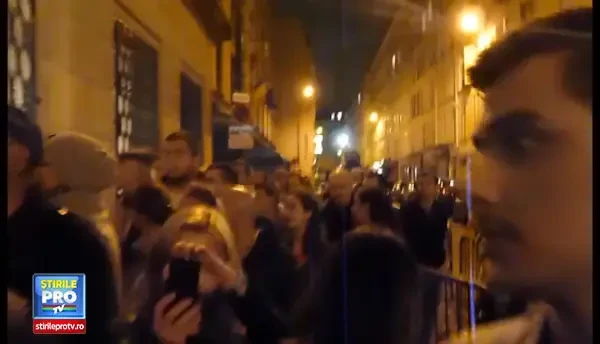 Jandarmii pazesc portile in fata alegatorilor