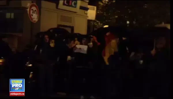 Zeci de romani au protestat, luni seara, in fata Ambasadei Romaniei de la Paris: Noi in ploaie stam, pe 16 sa votam